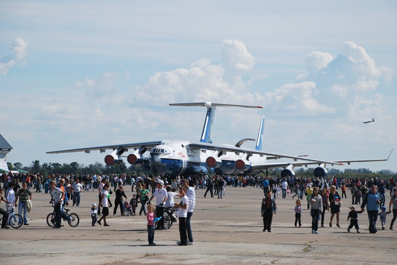 В центре выставочной площадки авиатехники находился пассажирский самолёт ИЛ-76