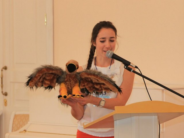 Дарья Корепова, председатель Симбирского отделения Союза охраны птиц России, презентует 