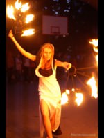 Девушку-файрщицу Лизу, танцующую с огненными веерами, в Ульяновске знают уже многие - ее выступления всегда особенно запоминаются