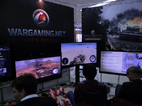 Любители компьютерных игр на стенде компании Wargaming в фойе Ленинского Мемориала