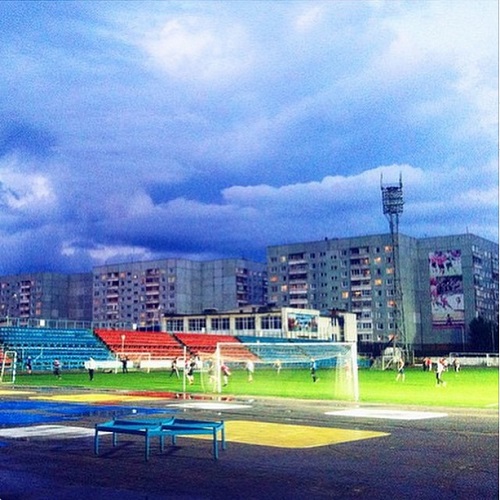 Группа 73city запечатлела футбольную игру под мрачными тучами вчера вечером на стадионе «Старт».
